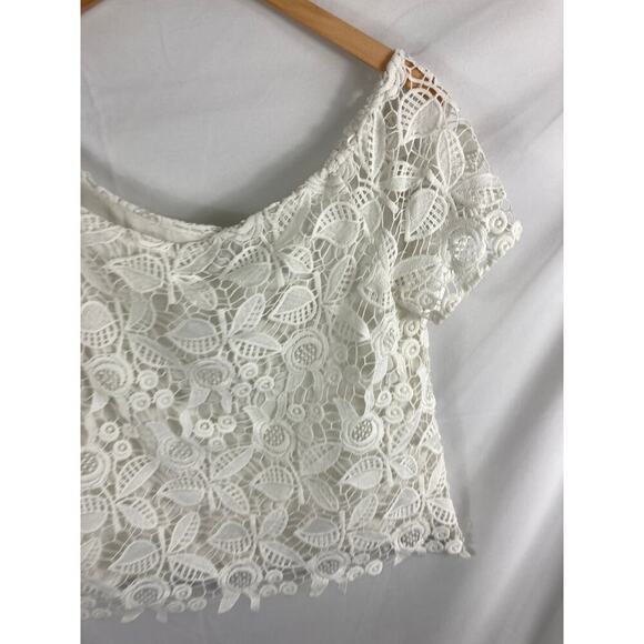 WAYF Off Shoulder White Crochet Lace Short Sleeve Top Size Medium - Picture 4 of 9